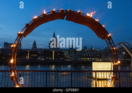 London, UK. Installationen sind auf ufernahen der Themse erlaubt einen Blick auf die Skyline von London mit St Pauls Cathedral beleuchtet. Mit schwimmenden Träume, eine Installation von Ik-Joong Kang auf der Themse. Feuer-Garten von Compagnie Carabosse verwandelt eine feurige after-Dark-Abenteuer im Vorgarten der Tate Modern und das Riverside. Feuer-Garten ist Teil des Londoner Burning Festival von Artischocke, zum Gedenken an den großen Brand von London bis Sonntag, 4. September 2016 produziert. Stockfoto