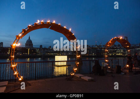 London, UK. Installationen sind auf ufernahen der Themse erlaubt einen Blick auf die Skyline von London mit St Pauls Cathedral beleuchtet. Mit schwimmenden Träume, eine Installation von Ik-Joong Kang auf der Themse. Feuer-Garten von Compagnie Carabosse verwandelt eine feurige after-Dark-Abenteuer im Vorgarten der Tate Modern und das Riverside. Feuer-Garten ist Teil des Londoner Burning Festival von Artischocke, zum Gedenken an den großen Brand von London bis Sonntag, 4. September 2016 produziert. Stockfoto