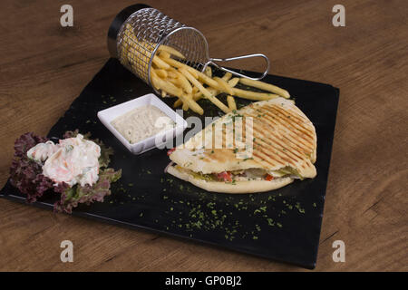 Griechische Pita Gyros mit Pommes Frites und Soße Stockfoto