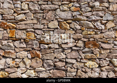 Graue Musterfarbe ungleichmäßig gebrochene Steinmauer Oberfläche Stockfoto