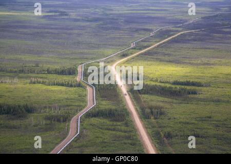 Die Trans-Alaska-Pipeline schlängelt sich entlang der Dalton Highway in Alaska. Stockfoto