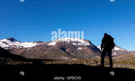 Ein Wanderer mit Blick auf die Berge Stockfoto