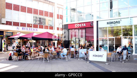 Costa Coffee Shop und Kokoro Sushi Cafe Crawley Queens Square Einkaufsviertel Sussex UK Stockfoto