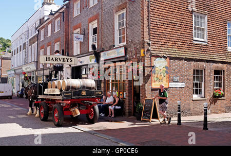 Harveys Brauerei Dray Pferde liefern Fässer Bier, Gärtners Arms Pub in Cliffe High Street Lewes UK fotografieren genommen b Stockfoto