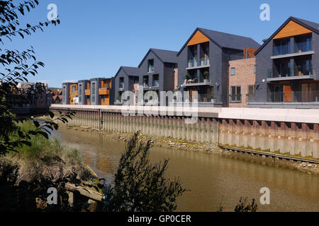 Neue Riverside-Eigenschaften durch den Fluss Ouse in Lewes East Sussex UK Stockfoto