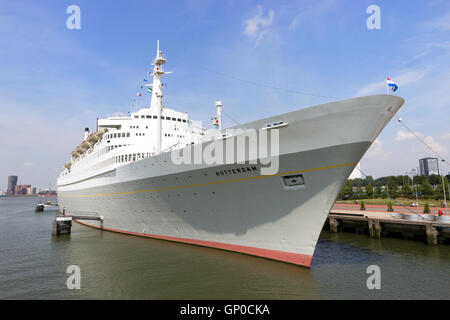 Die SS Rotterdam ist ein 228-Meter, 13-Deck ehemaligen Flaggschiff der Holland-Amerika-Linie. Es ist jetzt ein Hotelschiff in Rotterdam. Stockfoto