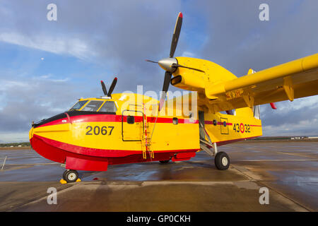 Wasser-Bomber Bombardier CL-415 Superscooper auf dem Rollfeld von seiner Homebase in Torrejon, Spanien. Stockfoto