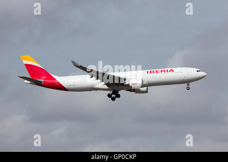 Iberia Airbus A330-300 über Torrejon Flughafen fliegen. Stockfoto