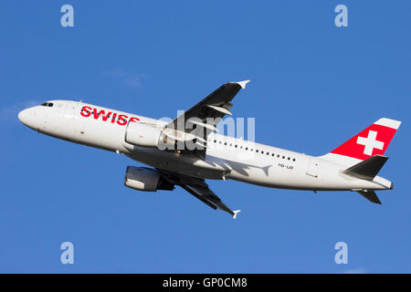 Swiss International Airlines Airbus A320-Abflug vom Flughafen Düsseldorf. Stockfoto