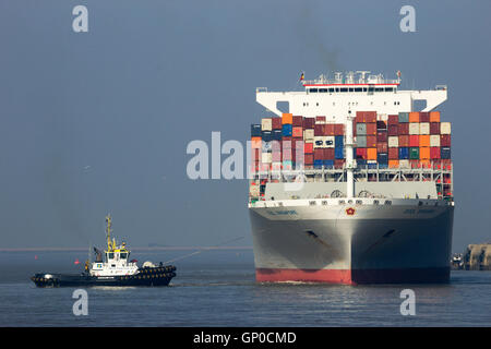 Containerschiff OOCL Singapur verlassen einen Container terminal im Hafen von Antwerpen. Stockfoto