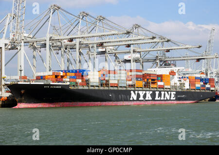 Containerschiff Nyk Oceanus von NYK Line vertäut am Containerterminal im Hafen von Ro Stockfoto