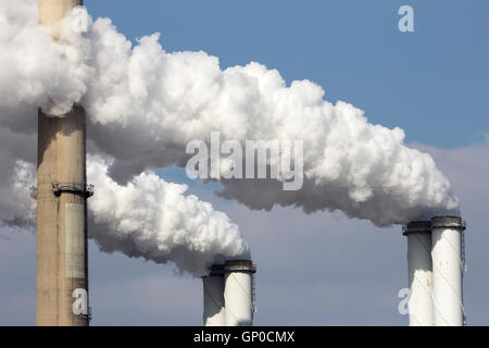 Rauchentwicklung aus Fabrik Rohre Stockfoto