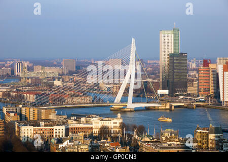 Sehen Sie auf der Erasmus-Brücke und die Stadt von Rotterdam Stockfoto