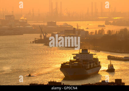 Containerschiff auf der Maas im Rotterdamer Hafen bei Sonnenuntergang Stockfoto