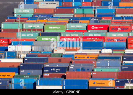 Blick auf das Containerterminal im Hafen von Barcelona. Stockfoto