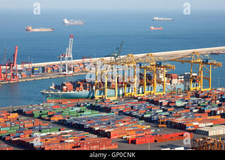 Schiff verladen in Container-terminal aus dem Hafen von Barcelona. Stockfoto