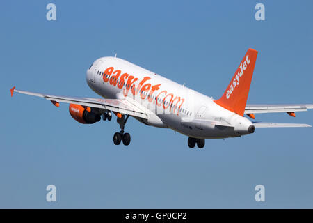 EasyJet Airlines Airbus A320-Abflug vom Flughafen Amsterdam Schiphol Stockfoto