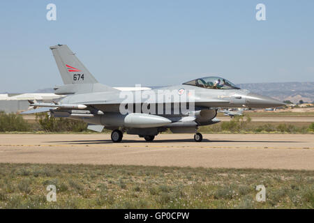 Royal Norwegian Air Force F-16 Fighter jet Rollen nach der Landung auf Zaragoza airbase während der Tiger 2016 erfüllen. Stockfoto