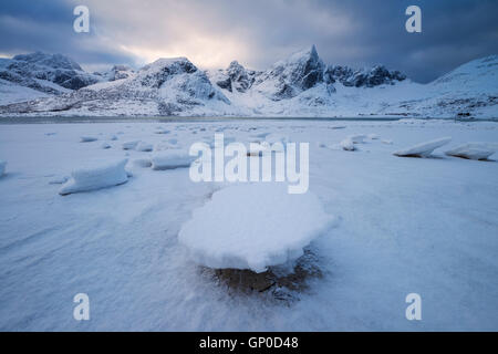 Eis am Strand bei Ebbe in Flakstadpollen, Flakstadøy, Lofoten Inseln, Norwegen Stockfoto