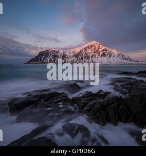 Wellen wurde über Gezeiten Felsen am Skagsanden Strand, Flakstadøy, Lofoten Inseln, Norwegen Stockfoto