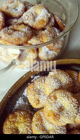 Hausgemachte Kekse gebacken mit kandierten Orangenschalen und dekoriert mit Puderzucker Stockfoto