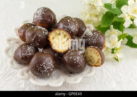 Reihe von Pralinen in einer Holzkiste Stockfoto