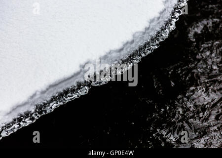 Nahaufnahme von Schnee auf Eiskristalle gebildet durch einen Fluss. Stockfoto