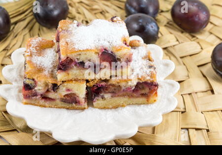 Pflaume Frucht süß Tortenstücke auf einem Teller Stockfoto