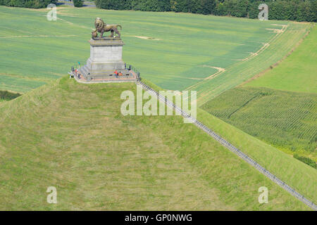 LUFTAUFNAHME. Löwenhügel, ein Denkmal auf dem Gelände des historischen Schlachtfeldes von Waterloo. Braine-l'Alleud, Wallonien, Belgien. Stockfoto