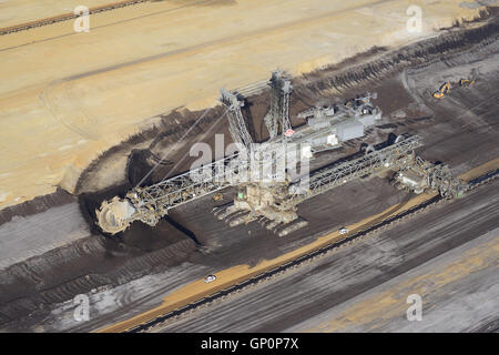 LUFTAUFNAHME. Schaufelradbagger, der eine Kohlenaht arbeitet. Kohlenbergwerk Garzweiler, Jüchen, Nordrhein-Westfalen, Deutschland. Stockfoto