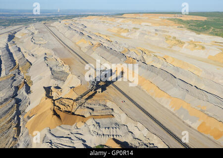 LUFTAUFNAHME. Streuer Entsorgung der Überlast. Kohlenbergwerk Hambach, Nordrhein-Westfalen, Deutschland. Stockfoto