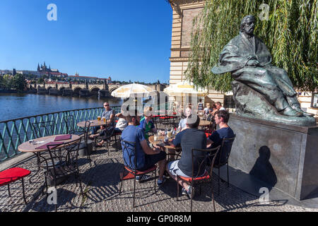 Touristen unter der Statue des Komponisten Bedrich Smetana mit Panoramablick auf die Prager Burg und die Karlsbrücke Prag, Tschechisch Stockfoto