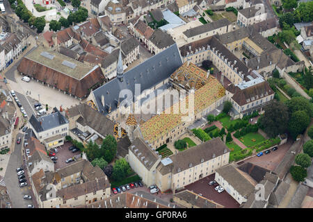 LUFTAUFNAHME. Mittelalterliches Hospiz von Beaune mit seinem Dach aus glasierten Fliesen. Hotel-Dieu of Beaune, Cote d'Or, Burgund, Frankreich. Stockfoto