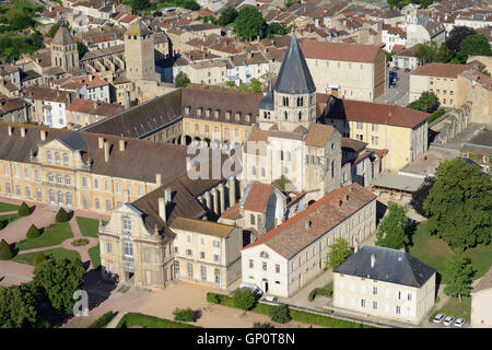 LUFTAUFNAHME. Benediktinerabtei von Cluny. Saône-et-Loire, Burgund, Frankreich. Stockfoto