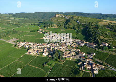 LUFTAUFNAHME. Dorf und Weinberge am Fuße des Felsens von Solutré. La Roche de Solutré, Saône-et-Loire, Burgund, Frankreich. Stockfoto