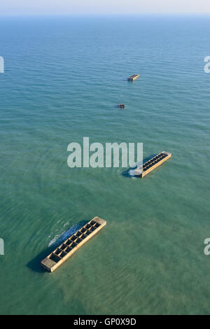 LUFTAUFNAHME. Künstlicher Hafen von Maulbeeren. Arromanches-les-Bains, Calvados, Normandie, Frankreich. Stockfoto