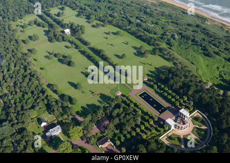 LUFTAUFNAHME. Amerikanischer Friedhof und Gedenkstätte in der Normandie in der Nähe des Omaha Beach. Colleville-sur-Mer, Calvados, Normandie, Frankreich. Stockfoto