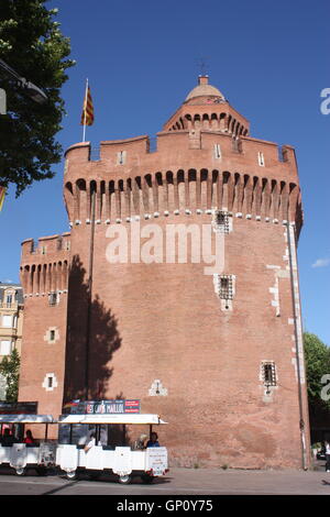 Land-Zuges vor Le Castillet Perpignan Roussillon Frankreich Stockfoto