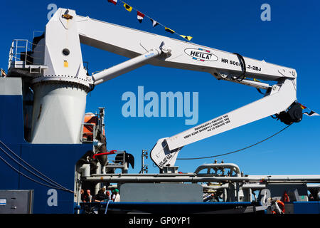 Karlskrona, Schweden - 27. August 2016: Große marine Kran an Bord Schiff die schwedische Küstenwache KBV-003 vom Hafen aus gesehen. Es Stockfoto