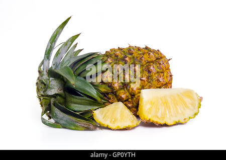 Frische Ananas (auch als Ananas Comosus, Bromeliaceae Ananas, Kiefer Nadelbaum, Tupi Nanas genannt) isoliert auf weißem Hintergrund Stockfoto