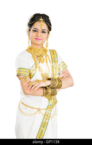1 schöne Erwachsene Braut Malayalee Frau Arme gekreuzt stehenden Stockfoto