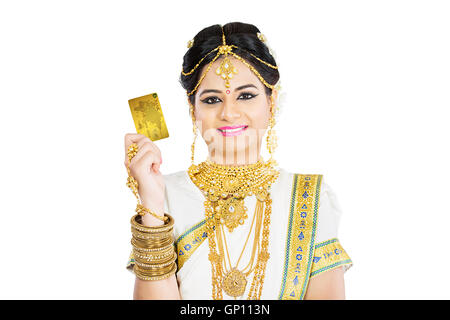 1 schöne Erwachsene Braut Malayalee Frau Kreditkarte zeigen Stockfoto