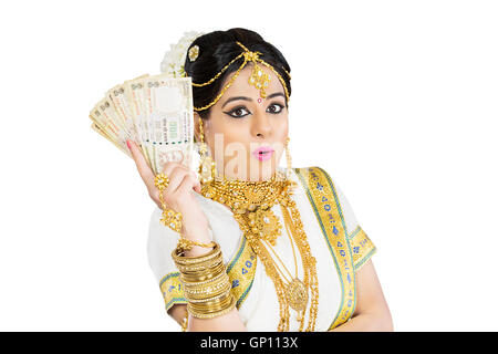 1 schöne Braut Malayalee Frau Geld zeigen Stockfoto