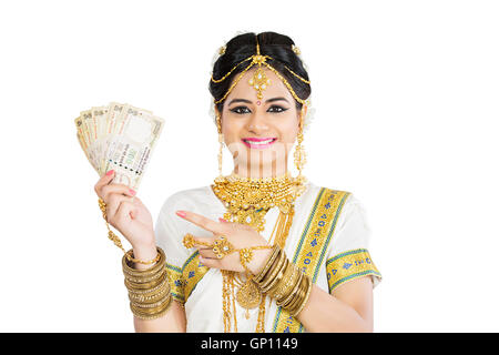 1 schöne Braut Malayalee Frau Geld zeigen Stockfoto