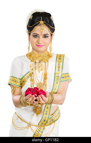 1 schöne Braut Malayalee Frau Diwali stehend Hände schalenförmig Holding Blume Stockfoto