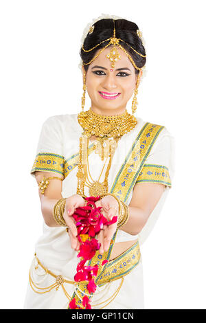 1 schöne Braut Malayalee Frau Diwali stehend Hände schalenförmig Holding Blume gießen Stockfoto