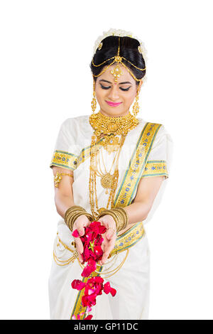 1 schöne Braut Malayalee Frau Diwali stehend Hände schalenförmig Holding Blume gießen Stockfoto