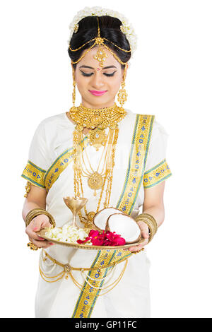 1 schöne Erwachsene Braut Malayalee Frau Diwali Platte Anbetung stehend Stockfoto