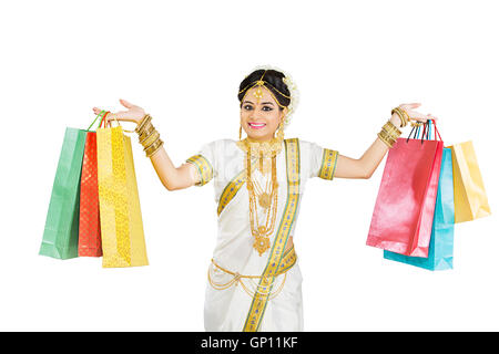 1 schöne Erwachsene Braut Malayalee Frau Diwali einkaufen Stockfoto