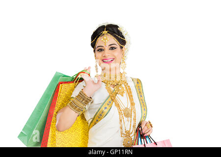 1 schöne Erwachsene Braut Malayalee Frau Diwali einkaufen Stockfoto